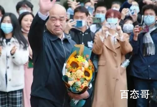 武大学子齐唱再见送别窦校长 作为校长作为老师此刻是幸福的