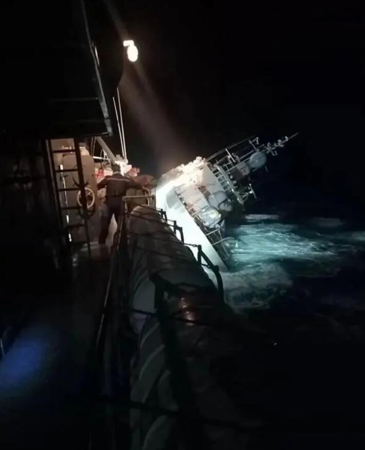泰国载有106名官兵军舰沉没