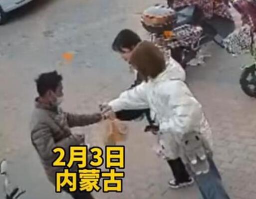 男子拿被赠饼干换烟遭拒后踩碎 背后真相实在让人惊愕
