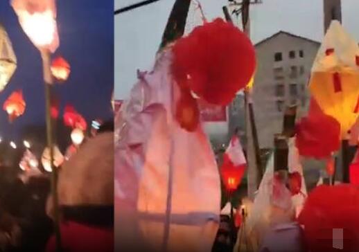 四川上万人点燃“蛴蟆灯”祈福 敲锣打鼓在山间行进
