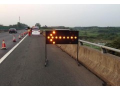 太阳能导向牌用于道路施工现场引导过往行人/车辆等图3