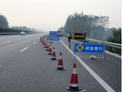 太阳能导向牌用于道路施工现场引导过往行人/车辆等图4