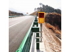 道路行车安全智能诱导装置 智慧太阳能雾灯警示灯厂家图2