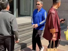 香港街头偶遇梁朝伟 社恐影帝低调购珠宝