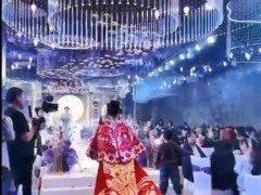 新娘身穿9.9米非遗婚服惊艳亮相 融合现代婚服设计理念！