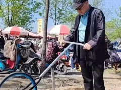 莫言回山东老家赶大集 大集的规模震惊到！