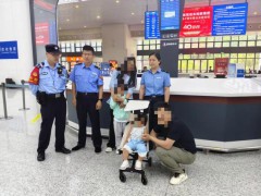 父母睡过头5岁娃带妹下高铁 民警化身“宠爸”安抚