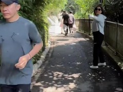 62岁梁朝伟被偶遇 头发花白小腹凸起 引起网友热议！