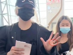 关晓彤左手无名指戴戒指 到底什么状况？