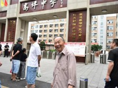 八旬退休教师连续守考场24年 为考生默默加油