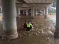 江西寻乌2名小孩被困 民警紧急救援