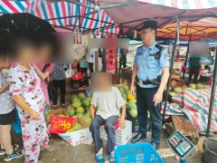 暴雨中老人骑车侧翻 路过民警立刻倒车救助